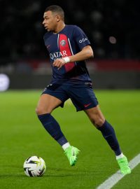 Francouzský fotbalista Kylian Mbappé povede tým PSG proti Barceloně v úvodním čtvrtfinále Ligy mistrů