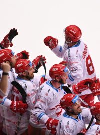 Třinečtí hokejisté udolali na svém ledě Spartu 2:1 v prodloužení a vynutili si v semifinále play-off extraligy rozhodující sedmý duel