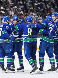 Hokejisté Vancouveru slaví gól do sítě Nashvillu
