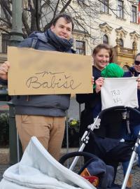 Skupinka protestujících měla s sebou transparent s nápisem „H**** pro Babiše“, do podatelny doručila obálky s použitými plenami. (Nápisy jsme rozostřili.)