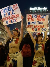 Protesty v Paříži proti herci Gérardu Depardieuovi, který je obviněn ze sexuálního obtěžování žen