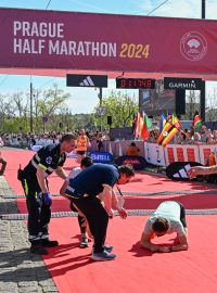 Běžci na Pražském půlmaratonu bojovali nejen s více jak 21 kilometrů dlouhou tratí, ale také teplým počasím