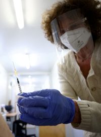Jako první evropská země zavedlo povinné očkování pro občany starší 18 let Rakousko
