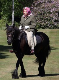 Britská královna na projížďce na koni v parku