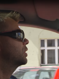 Naštvaný řidič hledající místo k zaparkování ve video šotu pražského magistrátu.