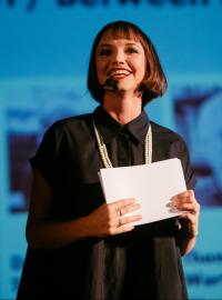 Úvodním večerem Mezinárodního festivalu dokumentárních filmů v Jihlavě provázela režisérka Tereza Nvotová