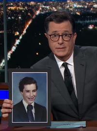 Americký moderátor Stephen Colbert za každou pubertální fotky celebrity pošle tisíc dolarů hurikánem zničenému Portoriku