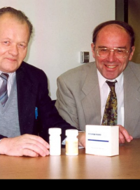 Belgický biolog De Clercq (vpravo) s Antonínem Holým