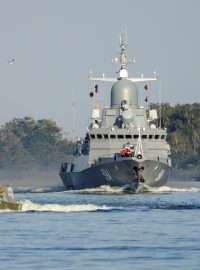 Ruská vojenská plavidla opouštějí přístav během námořních cvičení