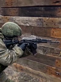 Snímek zveřejněný ruským ministerstvem obrany v pondělí 14. února 2022 ukazuje jednotky ruské námořní pěchoty během společného cvičení s běloruskou armádou