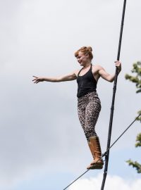Po úspěchu Tatiany-Mosio Bongonga, která v roce 2019 přešla po laně přes Vltavu, svěřila Letní Letná letošní zahájení další provazochodkyni – Johanne Humblet