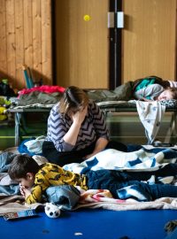 Náhradní ubytování pro ukrajinské uprchlíky ve školní tělocvičně ZŠ Campanus na Chodově.