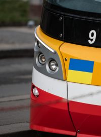 Ukrajinská vlajka na masce tramvaje.