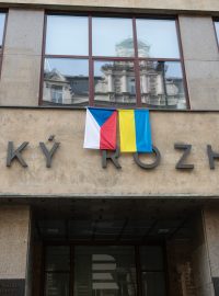 Ukrajinská vlajka na budově Rozhlasu.