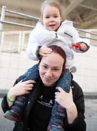Ukrajinská uprchlice Viktorie s dcerou Nikol na Matějské pouti.