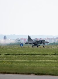 Stíhačka JAS-39 Gripen startuje na čáslavském letišti