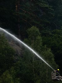 Hasiči už třetí den bojují s rozsáhlým požárem národního parku