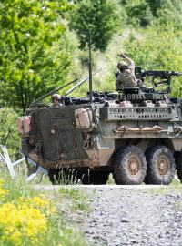 Američtí vojáci na obrněnci Stryker se loučí se slovenskou posádkou tanku
