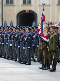 Hradní stráž si na Pražském hradě s předstihem připomněla Den ozbrojených sil.