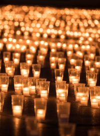 Svíček bylo přesně 29 711 - tolik lidí podle údajů ministerstva zdravotnictví zemřelo na nemoc covid-19 k nedělnímu dni.