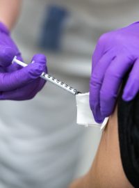 Od začátku očkování koncem prosince letošního roku bylo podle dat ministerstva zdravotnictví v metropoli podáno téměř 2,5 milionu dávek.