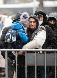 Uprchlíci čekající v pátek dopoledne ve frontě