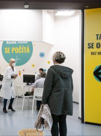 Na Černém Mostě v Praze se otevřelo nové očkovací centrum