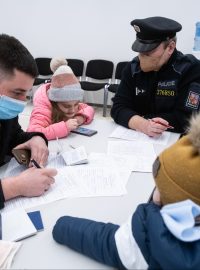 Ukrajinci v asistenčním centru postupují nezbytné papírování