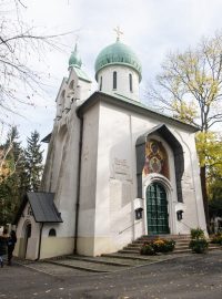 Pravoslavný chrám Zesnutí sv. Bohorodice na Olšanských hřbitovech.