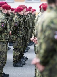 43. výsadkový pluk je součástí Pozemních sil Armády České republiky z Chrudimi odjíždí na misi na Slovensko.