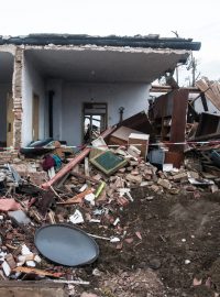 Úklid, opravy a demolice v obci Mikulčice poničené tornádem.