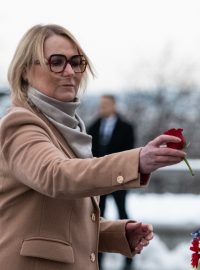 Ministryně obrany Jana Černochová přivítala své protějšky ze zemí V4 u památníku na Vítkově