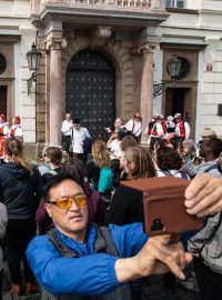Turisté plní své telefony obrázky