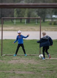 Děti hrají fotbal na Letenské pláni