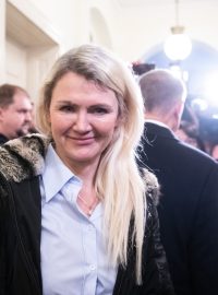 Jana Nagyová odchází od soudu v kauze Čapí hnízdo