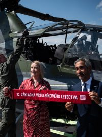 Jana Černochová a americký velvyslanec Bijan Sabet na vrtulníkové základně před bitevníkem Viper
