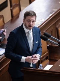 Vít Rakušan při jednání v Poslanecké sněmovně ČR