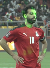 Kapitán Egypta Mohamed Salah oslňovaný lasery při penaltovém kopu