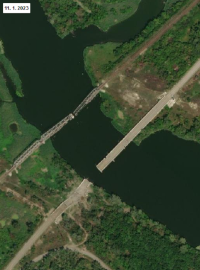 Poničený silniční a železniční most na cestě do východoukrajinského Lymanu