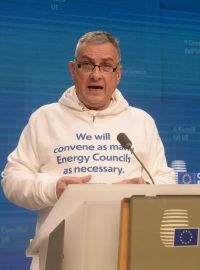 Nápis na mikině ministra průmyslu a obchodu Jozefa Síkely je narážkou na jeho dřívější prohlášení, že k dojednání nouzových energetických opatření svolá tolik zasedání, kolik bude potřeba.