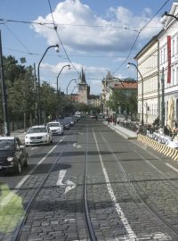 Pohled na Smetanovo nábřeží, které má uzavřený jeden jízdní pruh