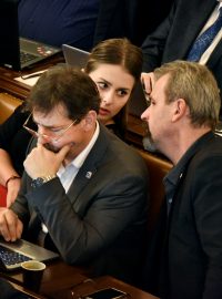Poslanci SPD v lavicích Poslanecké sněmovny. Zleva Tereza Hyťhová, šéf bezpečnostního výboru Radek Koten a Jiří Kohoutek