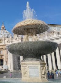 Fontána před bazilikou Svatého Petra ve Vatikánu