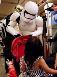 Storm Trooper v tchajwanském metru, oslovuje lidi během Dne Hvězdných válek.