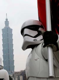 Fanoušek Hvězdných válek v kostýmu Storm Troopera v tchajwanském Tchaj-peji.