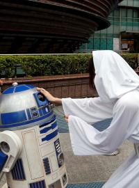 Robot R2D2 a princezna Leia  - tchajwanský fanoušci napodobují své oblíbené postavy během Dne Hvězdných válek.