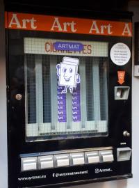 Artmat býval v 80. letech automat na cigarety, zakladatelky ho přivezly z Velké Británie.