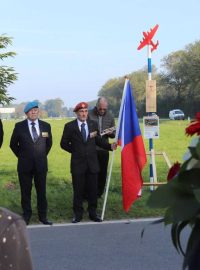 Smrt československých letců v Nizozemsku připomíná modrobílý sloupek s červeným letadélkem na vrcholu a informační tabulkou