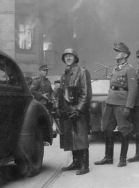 Popisek německé propagandy u této fotky hlásal „Velitel velké operace“