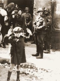 Němečtí vojáci deportují židy do koncentračního tábora